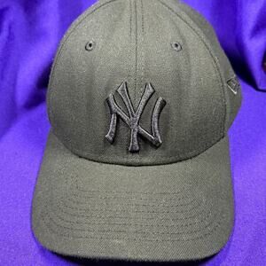 New Era New York Yankees 9FORTY fitted  cap size M/L in all-black